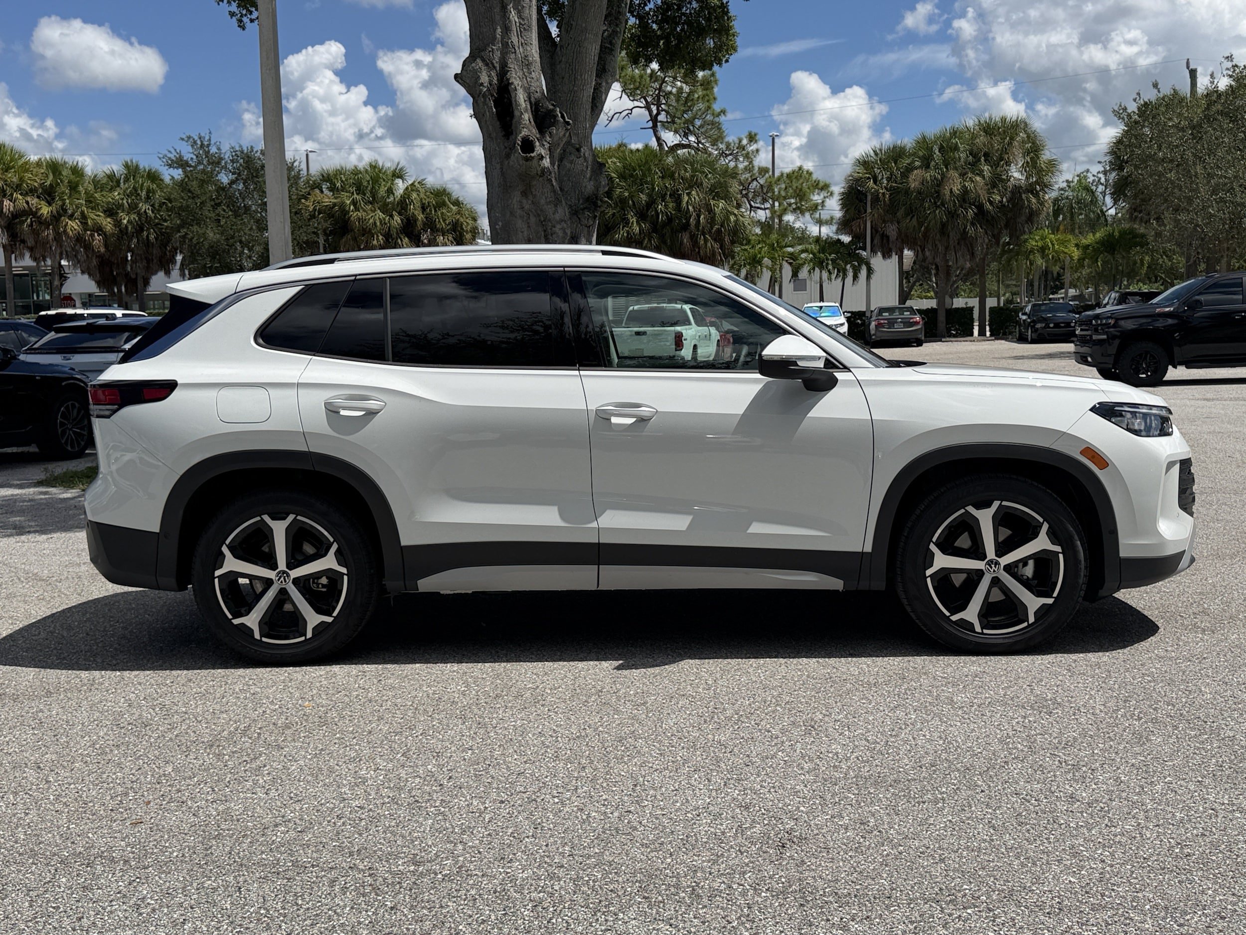 New 2026 Volkswagen Tiguan SE FWD image 8