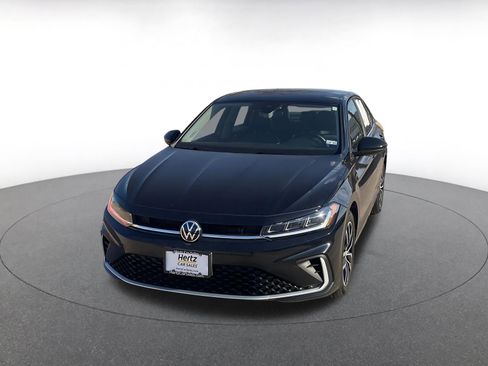 Used 2025 Volkswagen Jetta SE image 4