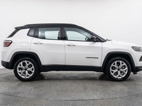 Used 2025 Jeep Compass Latitude AWD/4WD image 11