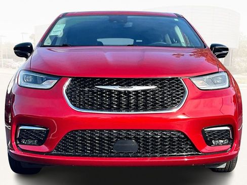 Used 2024 Chrysler Pacifica Touring-L image 2