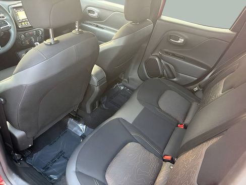 Used 2023 Jeep Renegade Latitude AWD/4WD image 12