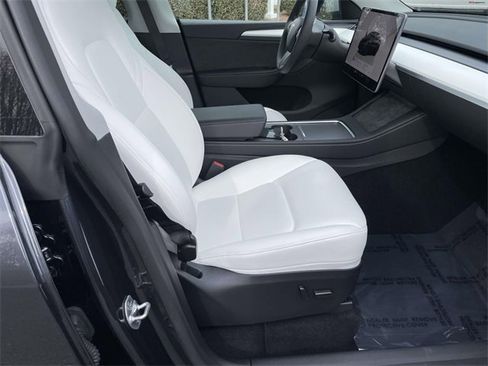 Used 2025 Tesla Model Y Long Range image 28