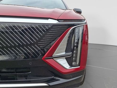 Used 2024 Cadillac Lyriq Luxury AWD/4WD image 9
