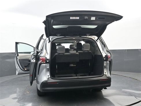 Used 2022 Toyota Sienna XLE image 38
