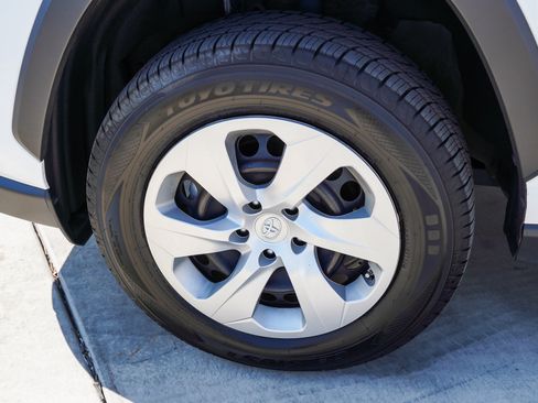 Used 2022 Toyota RAV4 LE AWD/4WD image 12
