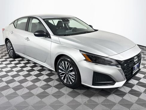 Used 2024 Nissan Altima 2.5 SV FWD image 26