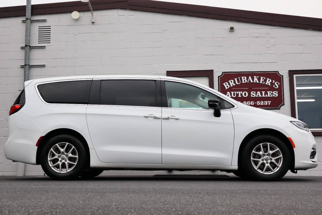 Used 2024 Chrysler Pacifica Touring-L FWD image 1