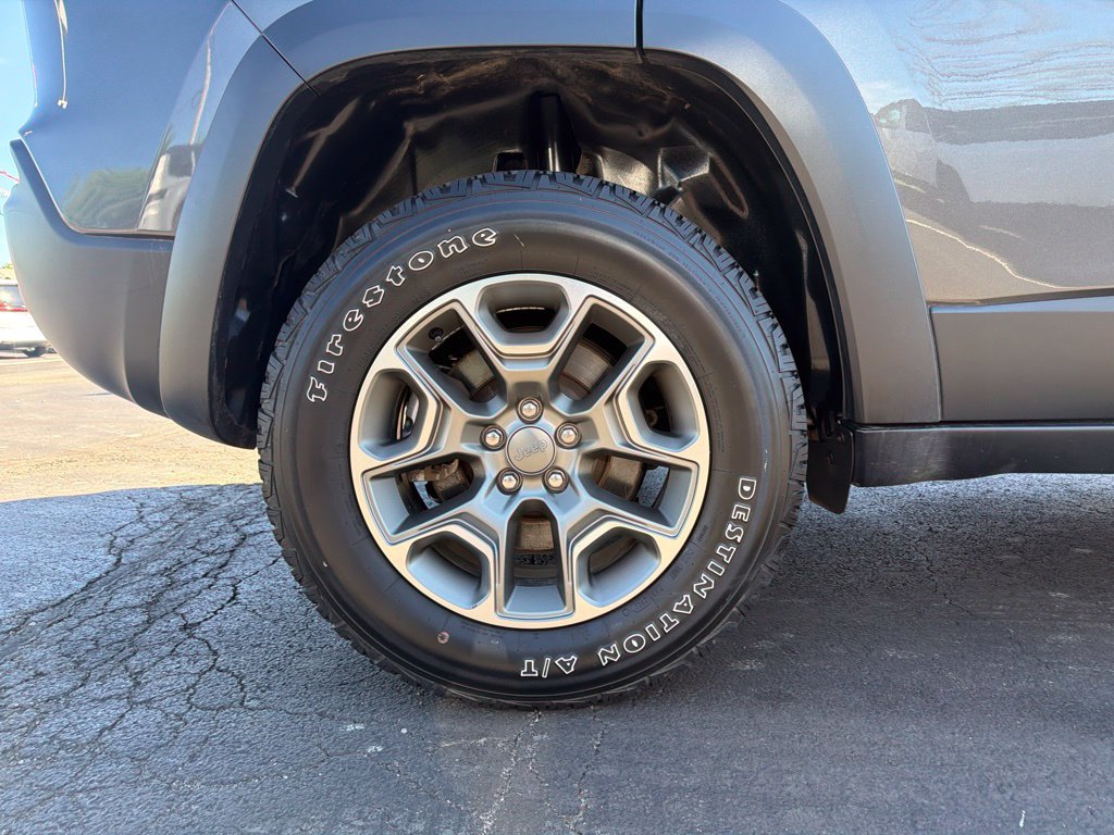 Used 2022 Jeep Cherokee Trailhawk AWD/4WD image 12