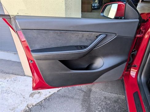 Used 2021 Tesla Model Y Long Range AWD/4WD image 18