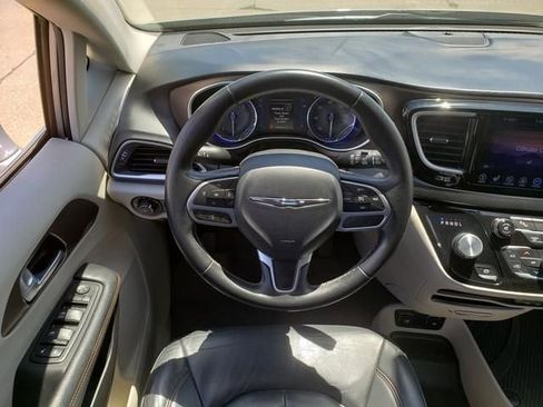 Used 2017 Chrysler Pacifica Touring-L w/ Tire & Wheel Group FWD image 15