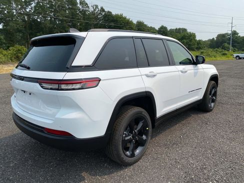 New 2025 Jeep Grand Cherokee Altitude image 3