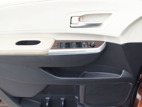 Used 2024 Toyota Sienna XLE image 32