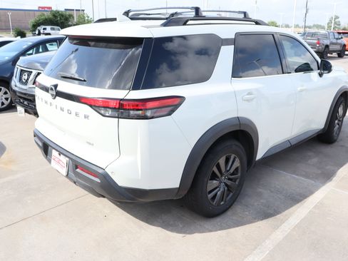 Used 2022 Nissan Pathfinder SV image 11