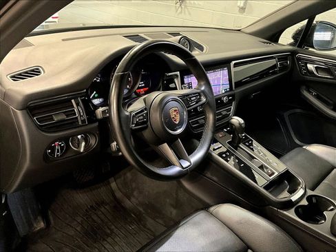 Certified 2023 Porsche Macan image 4