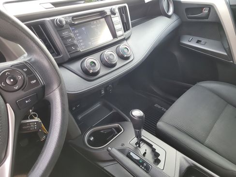 Used 2018 Toyota RAV4 LE image 20