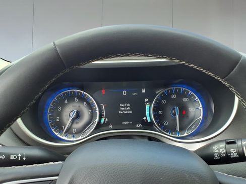 Used 2023 Chrysler Pacifica Touring-L FWD image 11