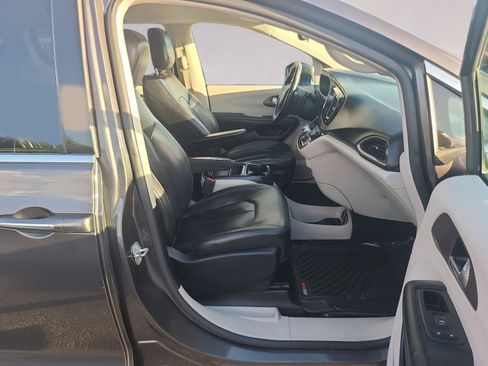Used 2017 Chrysler Pacifica Touring-L FWD image 25