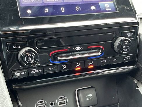 Used 2023 Jeep Grand Cherokee L Laredo image 6