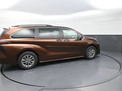 Certified 2022 Toyota Sienna XLE w/ XLE Plus Package AWD/4WD image 21