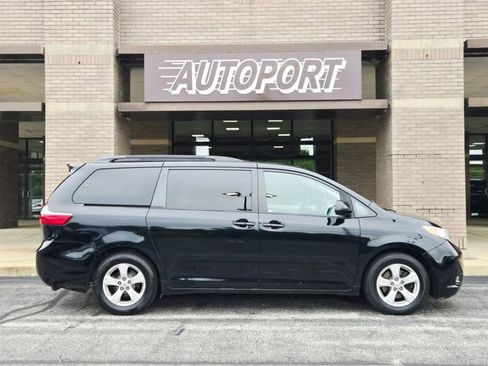 Used 2016 Toyota Sienna LE FWD image 4