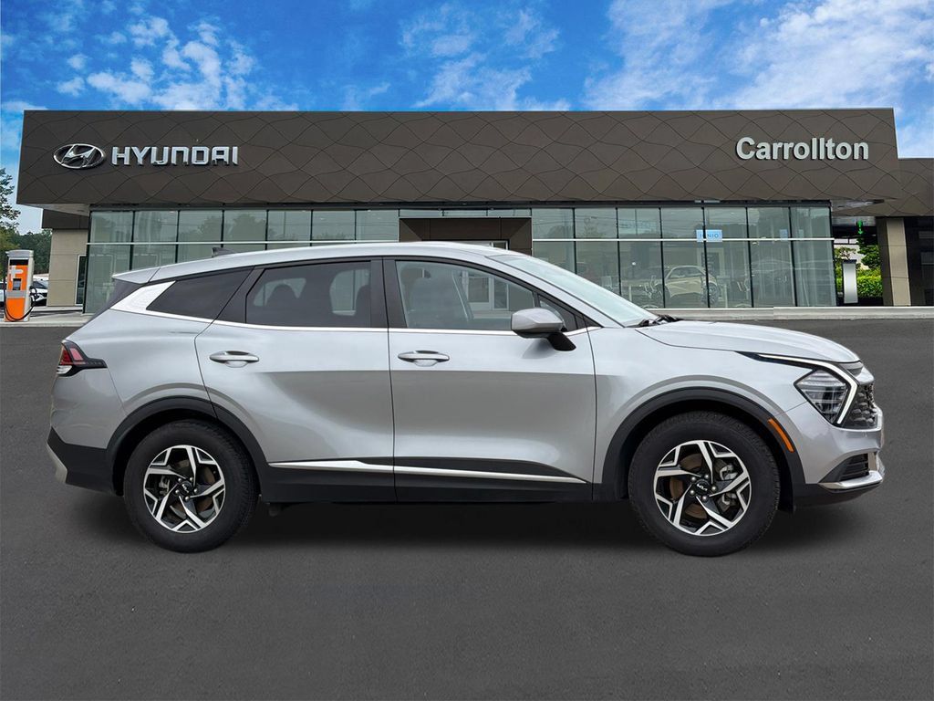 Used 2025 Kia Sportage LX FWD image 4