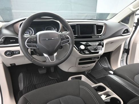 Used 2023 Chrysler Voyager LX image 15