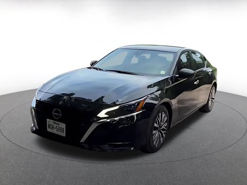 Used 2025 Nissan Altima 2.5 SV FWD image 7