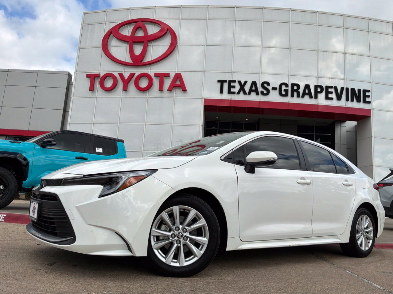 Used 2023 Toyota Corolla XLE FWD image 2