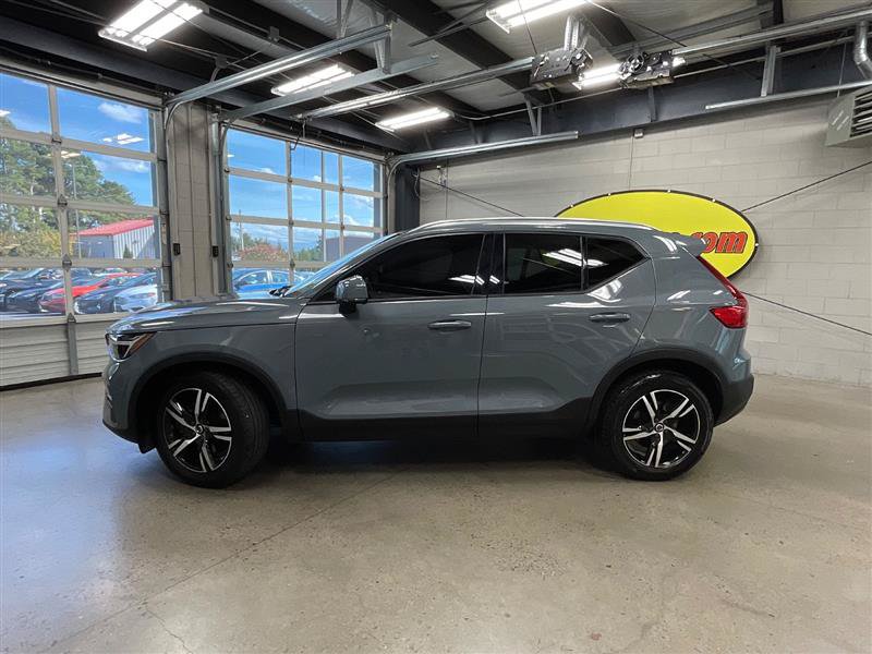 Used 2023 Volvo XC40 B5 Core AWD/4WD image 2