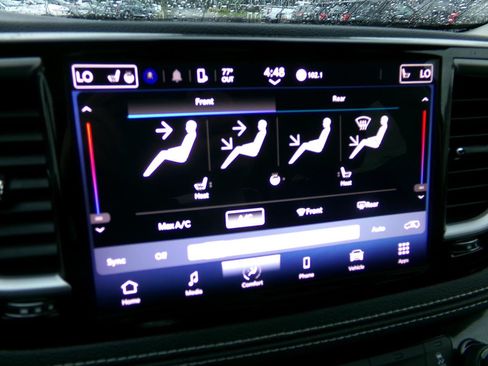 Used 2023 Chrysler Pacifica Touring-L AWD/4WD image 11