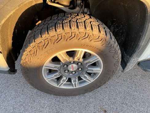 Used 2024 GMC Sierra 1500 AT4 w/ Technology Package image 10