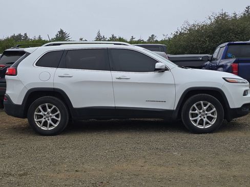 Used 2018 Jeep Cherokee Latitude Plus w/ Comfort/Convenience Group AWD/4WD image 3