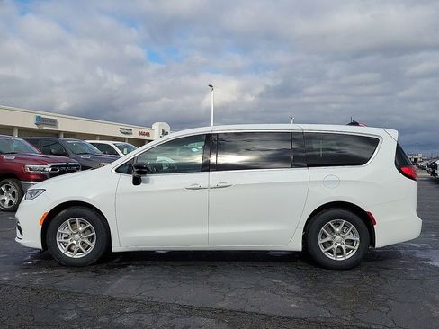 New 2026 Chrysler Pacifica Select image 3