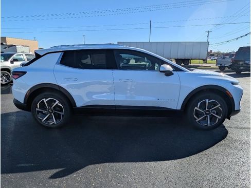 New 2026 Chevrolet Equinox EV LT image 8