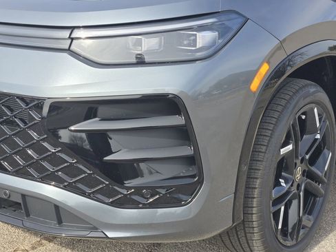 New 2026 Volkswagen Tiguan SE R-Line image 6