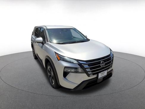 Used 2025 Nissan Rogue SV AWD/4WD image 3