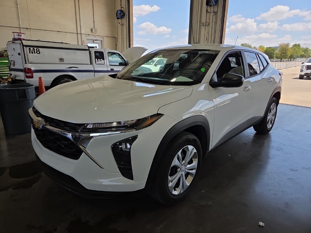 Used 2026 Chevrolet Trax LS FWD image 1