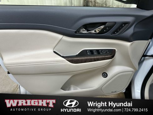 Used 2023 GMC Acadia Denali w/ Denali Technology Package image 9