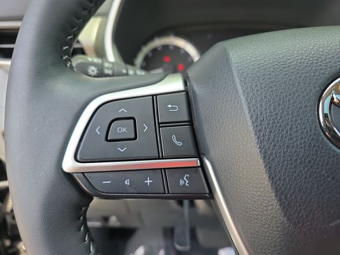 Used 2024 Toyota Highlander XLE FWD image 18