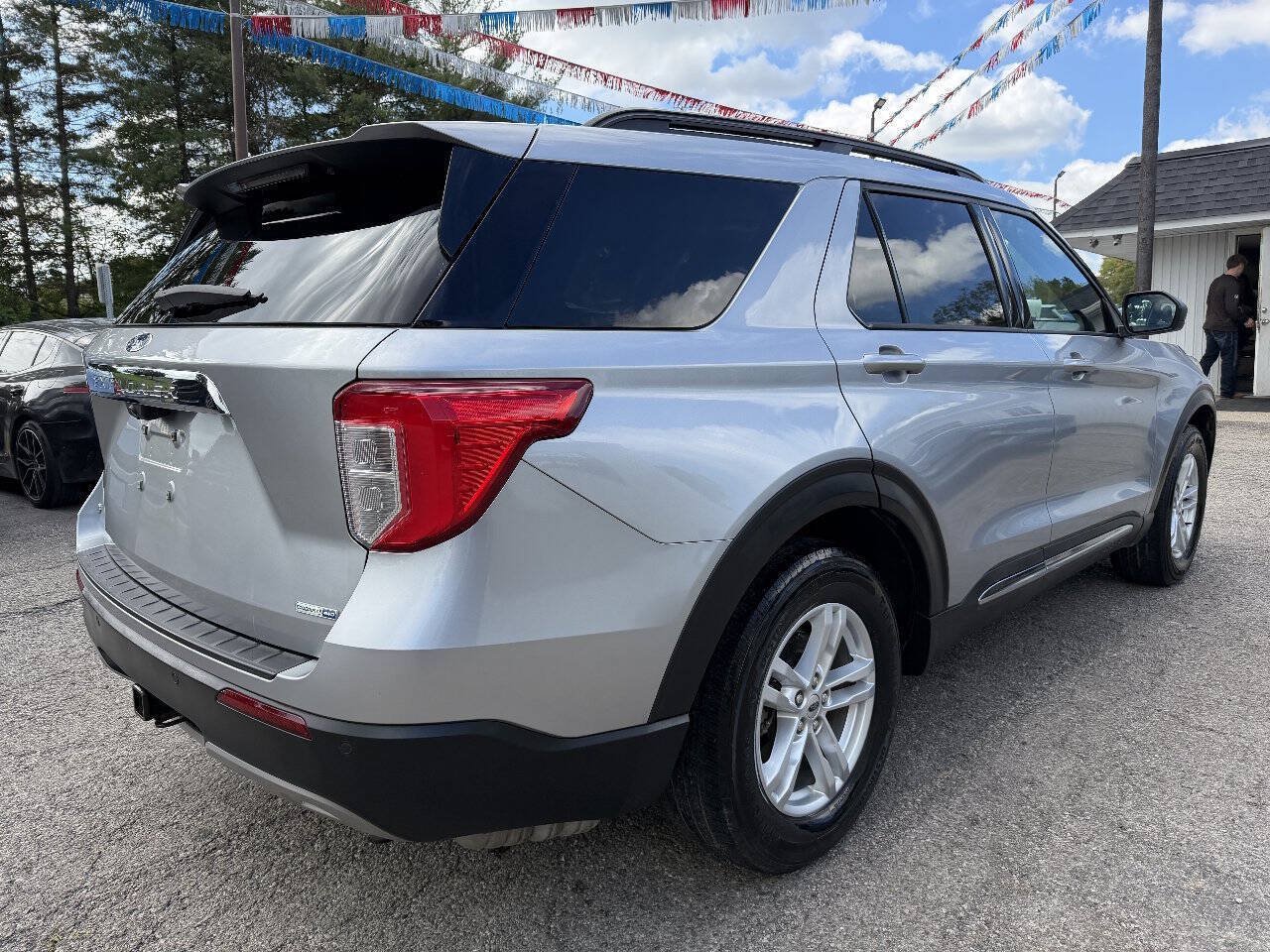 Used 2020 Ford Explorer XLT w/ Equipment Group 202A AWD/4WD image 4