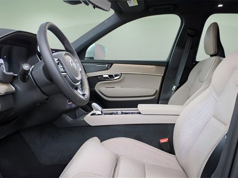 New 2026 Volvo XC60 B5 Plus w/ Protection Package Premier image 32