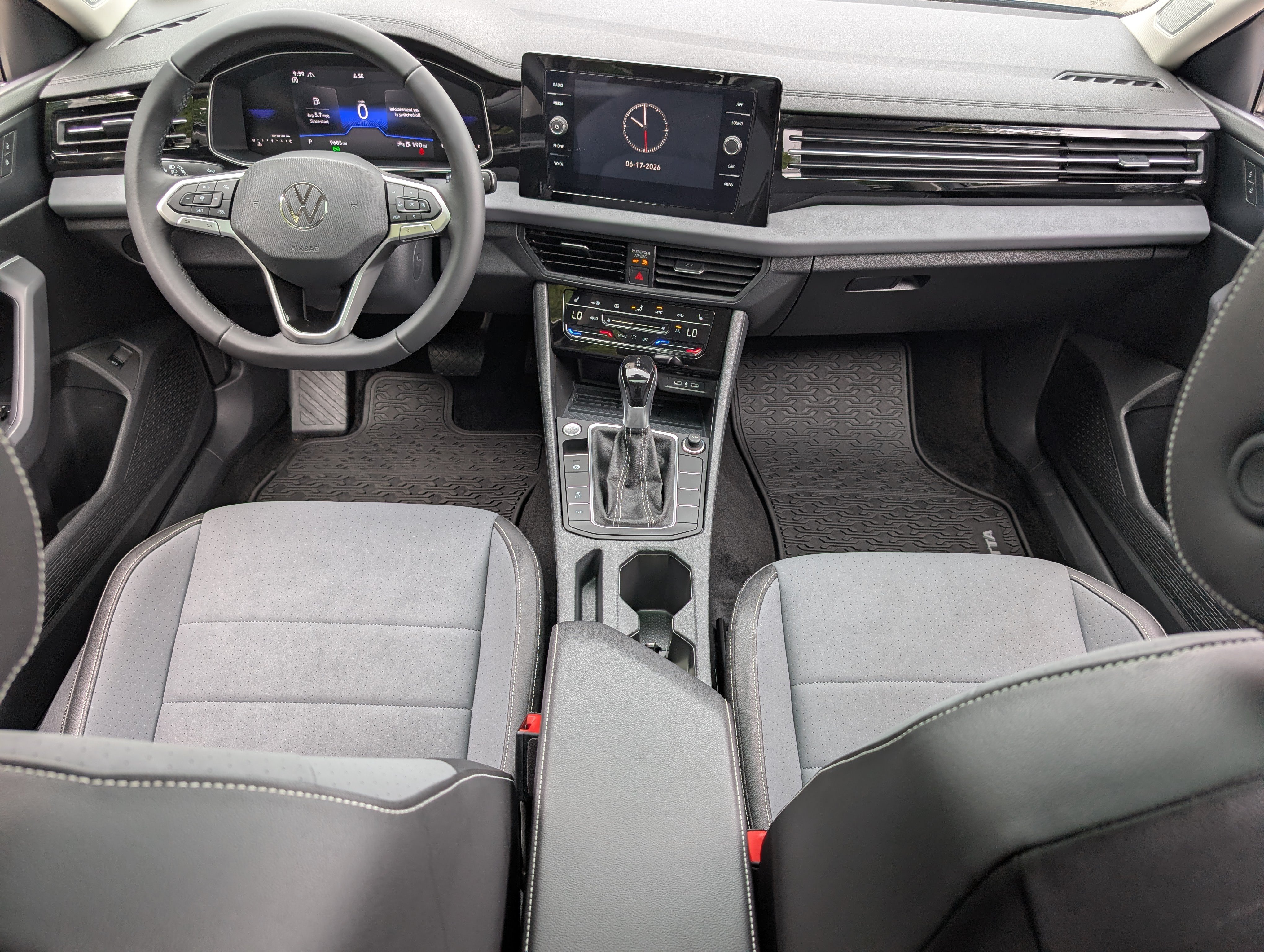 Used 2025 Volkswagen Jetta SE w/ Sunroof Package FWD image 23