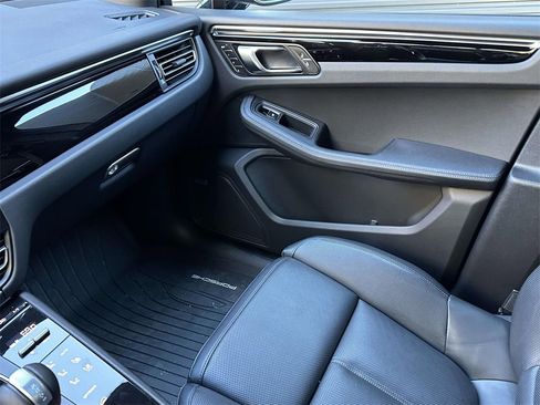 Used 2025 Porsche Macan image 29