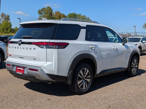 New 2025 Nissan Pathfinder SL image 3