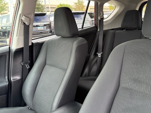 Used 2018 Toyota RAV4 LE FWD image 13