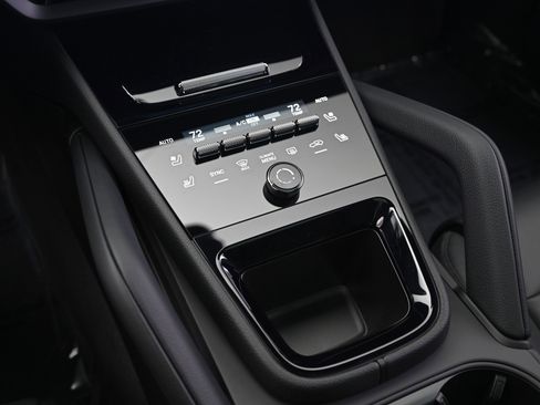 Used 2025 Porsche Cayenne image 45