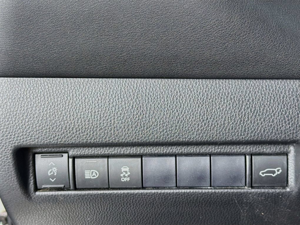 Used 2021 Toyota Venza LE AWD/4WD image 14