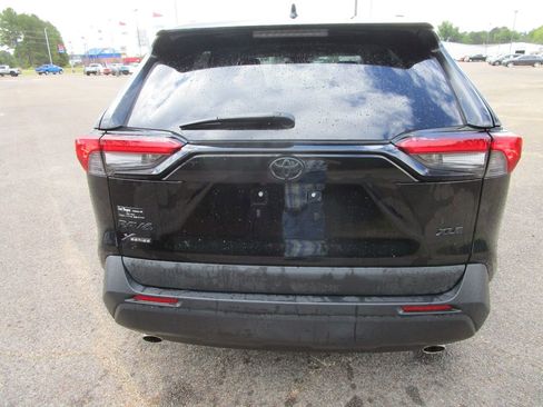 Used 2022 Toyota RAV4 XLE image 8