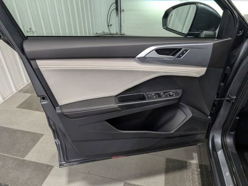 Used 2025 Volkswagen Taos SE image 12