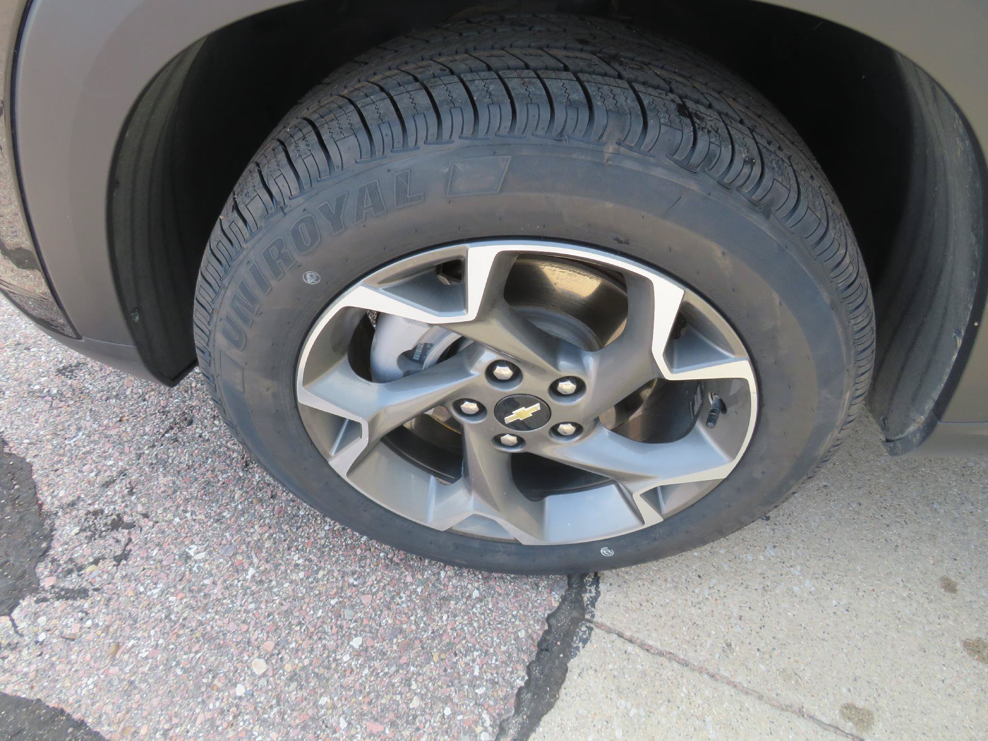 Used 2025 Chevrolet Trax LT FWD image 2